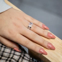 Très Jolie Bague Femme Ornée Zirconium KERRIA